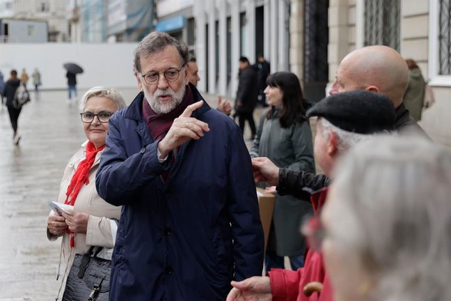 El presidente de honor del PPdeG, Mariano Rajoy (2i), en Galicia. / Cabalar