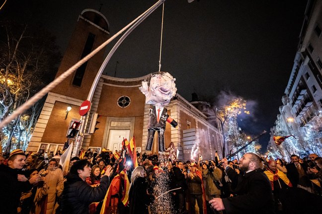 Decenas de personas celebraron la entrada del año nuevo en la calle Ferraz. EP / Diego Radamés