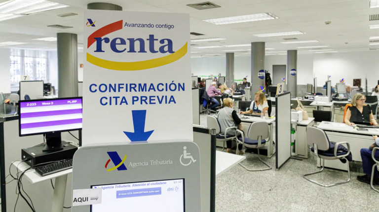 Varias personas son atendidas en la Agencia Tributaria para presentar la declaración de la renta. / Carlos Luján