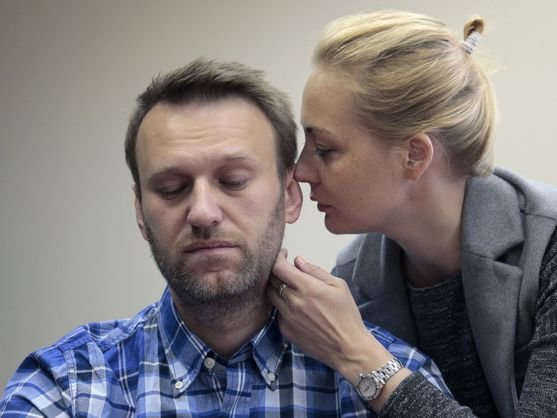 Navalni con su esposa Yulia. (EFE/Maxim Shipenkov)