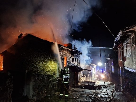 Bomberos del 112 Cantabria trabajan incansablemente durante la noche para extinguir el devastador incendio en Buyezo, Cabezón de Liébana. / A.E.
