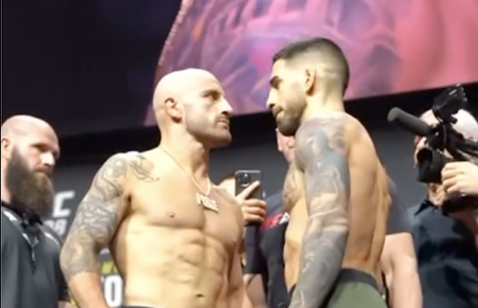 Ilia Topuria muestra determinación y enfoque durante el pesaje oficial antes de su anticipado combate contra Alexander Volkanovski en UFC 298, rodeado de expectación y apoyo.