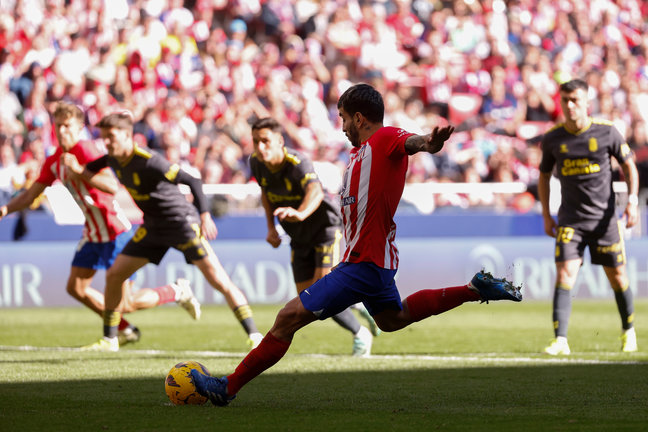 El delantero argentino del Atlético de Madrid Ángel Correa marca de penalti el cuarto gol del equipo. / Daniel González