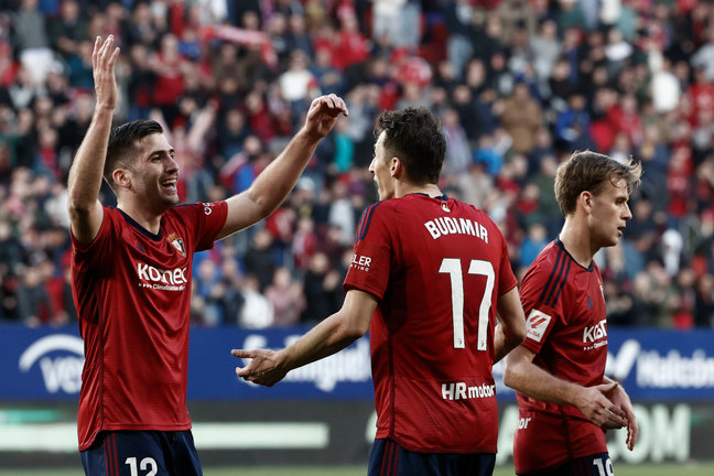 El delantero de Osasuna Ante Budimir (c), celebra su segundo gol ante el Cádiz CF. / Jesús Diges