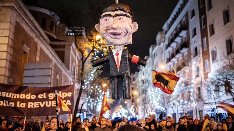 El muñeco de Sánchez después de la paliza de Nochevieja. Diego Radamés / Europa Press