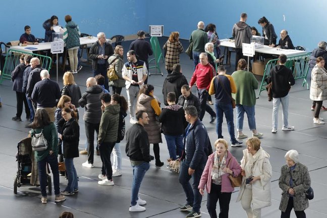 Ambiente en un colegio electoral en Santiago de Compostela durante la jornada electoral en GaliciaEFE