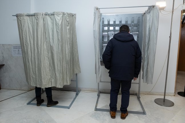 Un hombre ejerce su derecho a voto, en el Centro Galego de Arte Contemporáneo (CGAC). EP / César Arxina