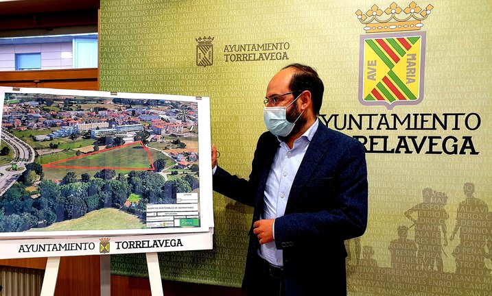 José Luis Urraca presenta el proyecto de Huertos Urbanos en Sierrapando. / Alerta