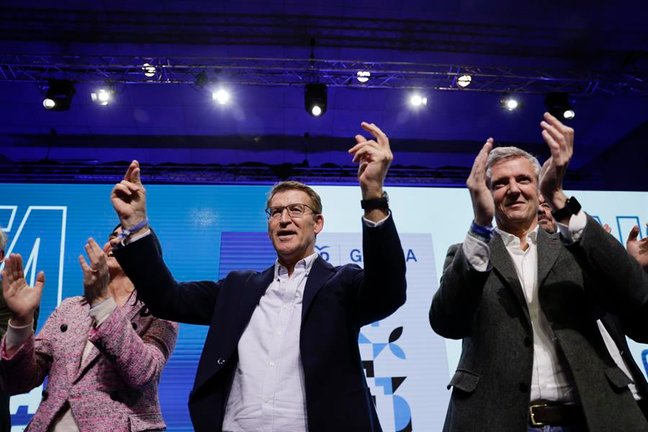 El presidente del PP, Alberto Núñez Feijóo (i), y el candidato a la presidencia de la Xunta de Galicia, Alfonso Rueda, participan en el cierre de campaña del candidato popular, este viernes en A Coruña (Galicia). EFE/Cabalar