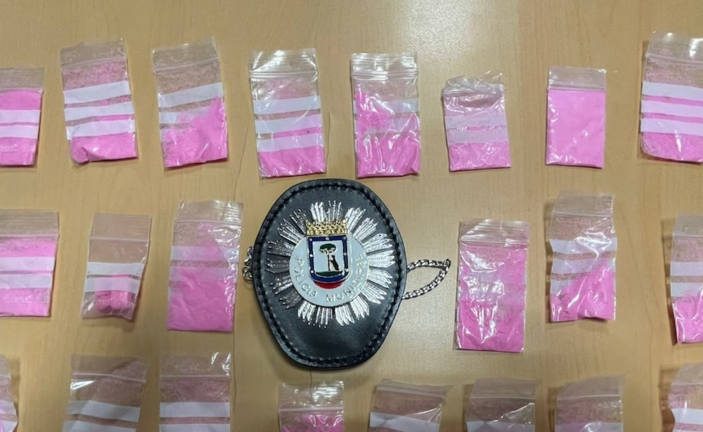 Bolsitas con cocaína rosa intervenida por la Policía.