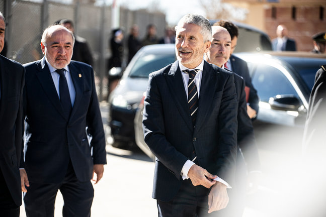 El ministro del Interior, Fernando Grande Marlaska (c), a su llegada a la inauguración de la comisaría de Policía Nacional en Calatayud. EP / Marcos Cebrián