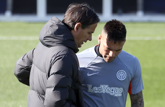 Simone Inzaghi conversa con Lautaro Martínez en el entrenamiento de este lunes del Inter. / MATTEO BAZZI