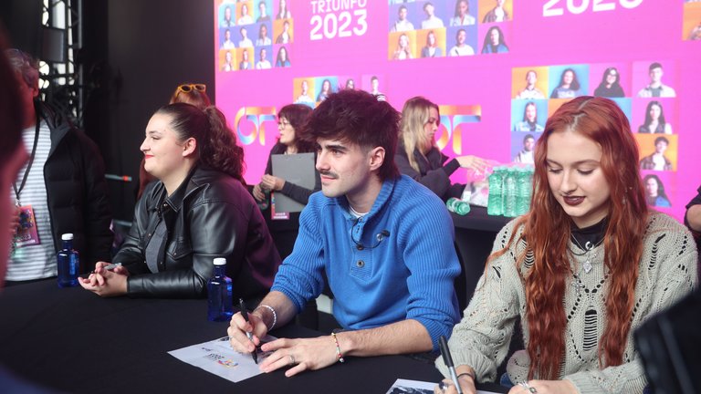 Bea, Martin y Ruslana durante la firma de discos de OT en Madrid. Martín y Ruslana son dos de los finalistas. / EP