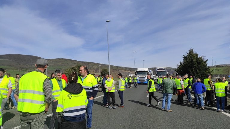 Agricultores y ganaderos bloquean la autovía de la Meseta en Reinosa, Cantabria, con una imponente fila de tractores, en una protesta masiva exigiendo mejores condiciones y apoyo para el sector agrario. / EVA SAÑUDO