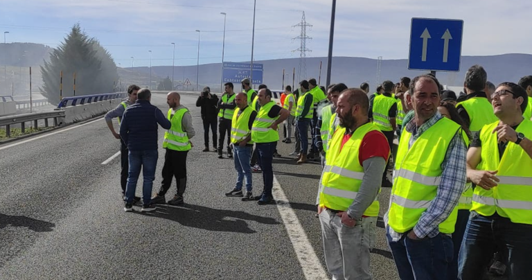 Manifestantes y tractores bloquean una autovía en Cantabria, encendiendo pacas de paja en señal de protesta por las condiciones del sector agrario.