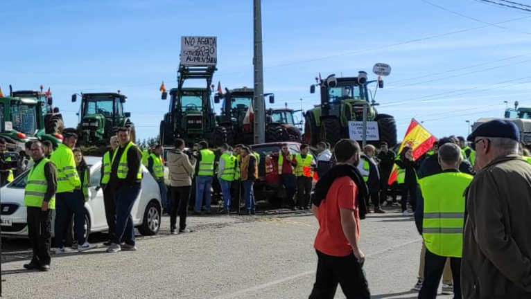 Manifestantes y tractores ocupan las calles en una llamativa protesta agraria, exigiendo soluciones urgentes y justas para el sector primario en Cantabria.