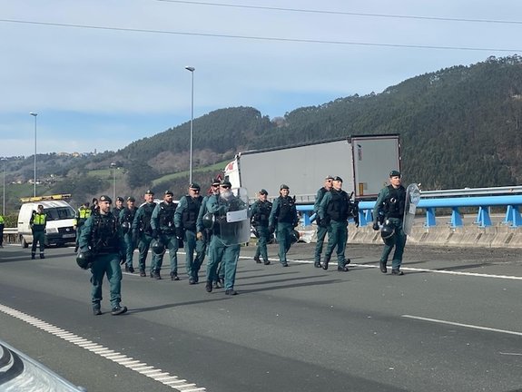 La Guardia Civil interviene en Unquera, Cantabria, para desalojar a los manifestantes que bloquearon la autovía en una protesta por los derechos del sector agrario.