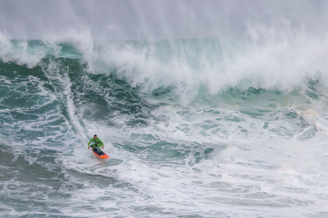 La competición de surf de grandes olas, que se celebra todos los años en Santander, la conocida como "Vaca Gigante. Ignacio Echevarría", se disputa este miércoles. / Pedro Puente Hoyos