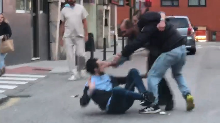 Captura de pantalla del vídeo que corre por las redes de la brutal pelea.