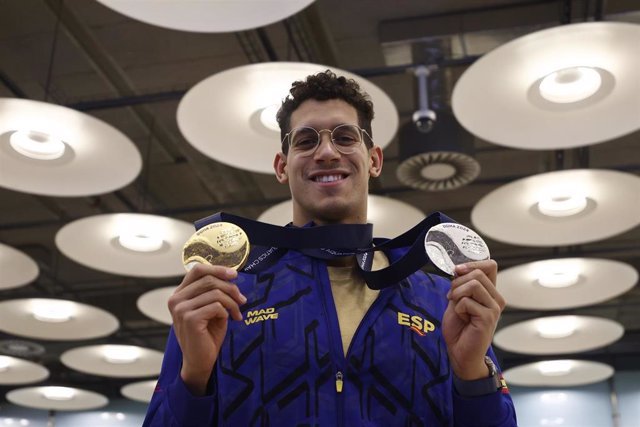 El nadador español Hugo González posa con sus medallas de oro y plata de los Mundiales de Doha de 2024. / OSCAR J.BARROSO