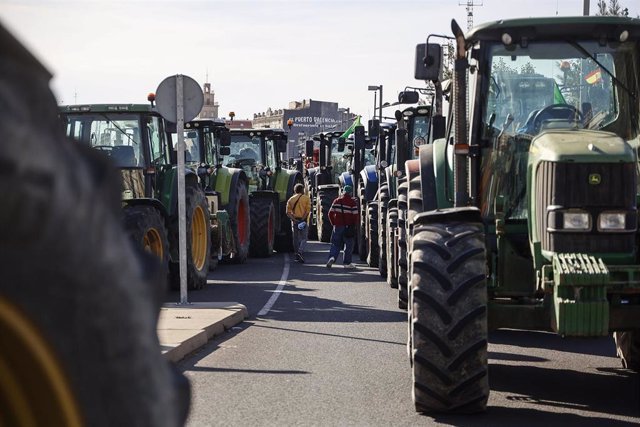 Varios tractores en sus protestas por distintos puntos de España. / EP
