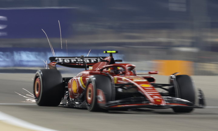 Carlos Sainz, pilotando su Ferrari, en el segundo test de Baréin donde brilló. / AEP