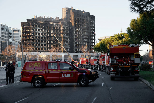 Los bomberos continúan trabajando este viernes tras el fulminante y devastador incendio en un edificio de viviendas de catorce plantas en València. / Biel Aliño