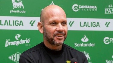 El entrenador del Racing de Santander, José Alberto López. / Alerta