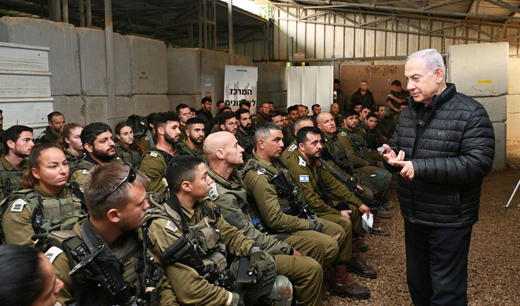 El primer ministro israelí, Benjamín Netanyahu,, visita a cadetes el Ejército israelí. / Haim Zach