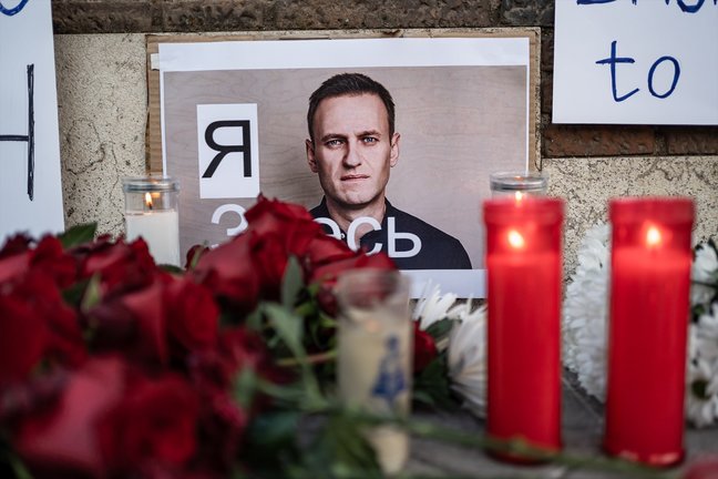 La foto del opositor ruso, Alexéi Navalni, junto a unas flores y velas tras su muerte. EP / Diego Radamés