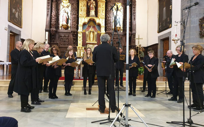 Un grupo coral interpreta el Himno a Santo Toribio. / aee