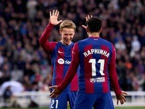 De Jong y Raphina celebran uno de los goles. / Twitter