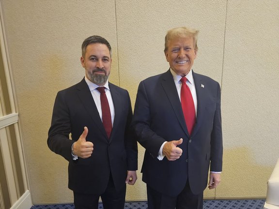 El líder de Vox, Santiago Abascal, junto al expresidente de Estados Unidos. / EP