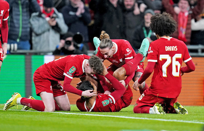 Los jugadores del Liverpool celebran el gol de Van Dijk. / Adam Davy