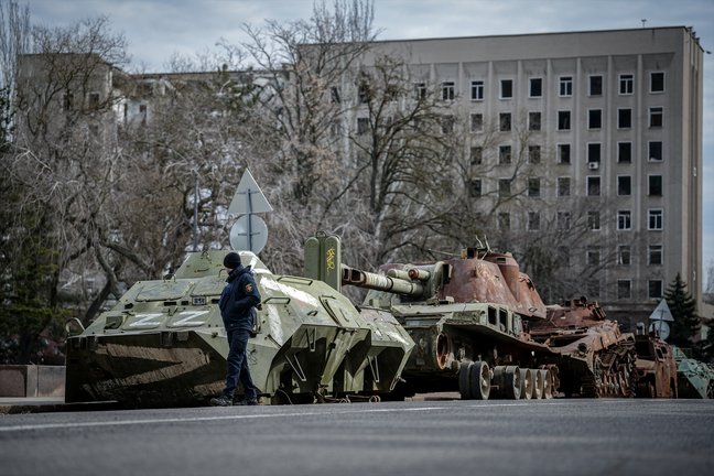 Guardias de seguridad caminan frente a tanques rusos destruidos. EP / Kay Nietfeld
