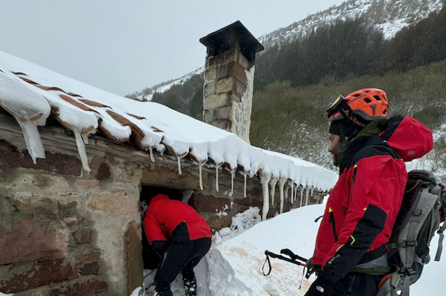 Operativo de rescate en acción para liberar a dos montañeras refugiadas, demostrando valentía y rapidez frente a la adversidad del clima invernal que las dejó aisladas bajo la nieve.