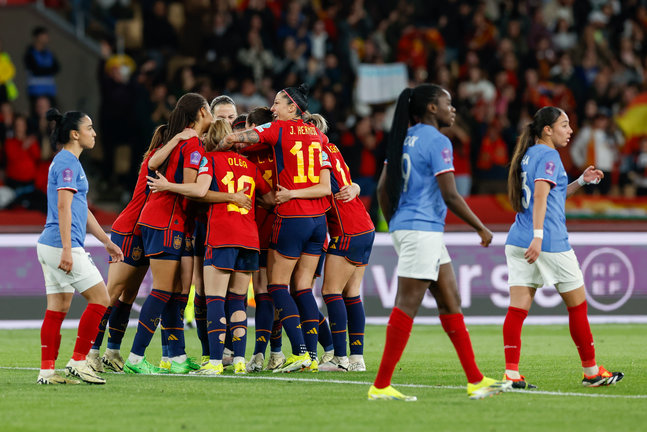 Las jugadoras de la selección española celebran el 2-0 durante la final de la Liga de Naciones Femenina entre España y Francia, este miércoles en el Estadio de La Cartuja en Sevilla. / Julio Muñoz