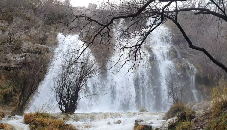 La cascada El Tobazo, en Cantabria, se revela en todo su esplendor tras las recientes nevadas, convirtiéndose en un majestuoso espectáculo natural de agua y hielo que cautiva a todos los espectadores con su fuerza y belleza sin igual.