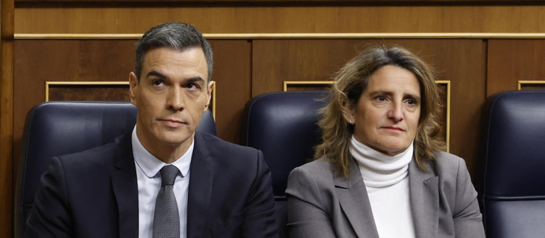 El presidente del Ejecutivo, Pedro Sánchez, y la vicepresidenta Teresa Ribera. / EFE