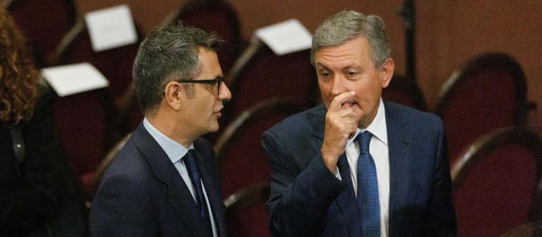 El presidente de Correos, Pedro Saura, junto al ministro de Presidencia, Félix Bolaños. / Eduardo Parra