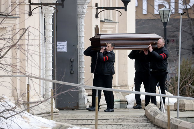 El féretro con los restos mortales del líder opositor ruso Alexéi Navalni es portado a hombros hasta una iglesia moscovita". / Sergei Ilnitsky