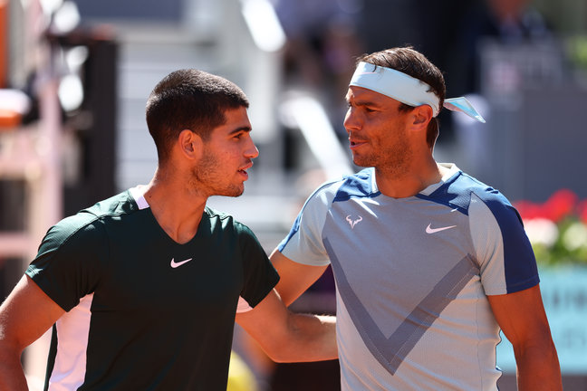 Los tenistas españoles, Carlos Alcaraz y Rafa Nadal durante un partido. / AFP7