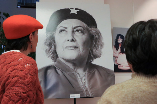 Vista de la exposición fotográfica ‘Lideresas’ de Ana Amado, donde un grupo de mujeres mayores emulan fotografías más icónicas de hombres del siglo XX. / Celia Agüero