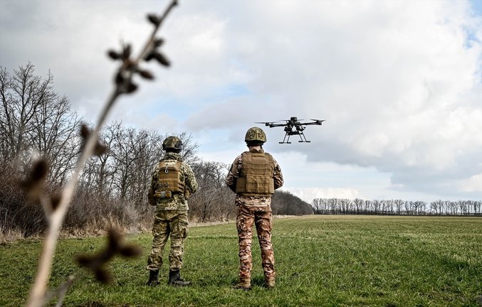 Militares manejando un dron. / Dmytro Smolienko