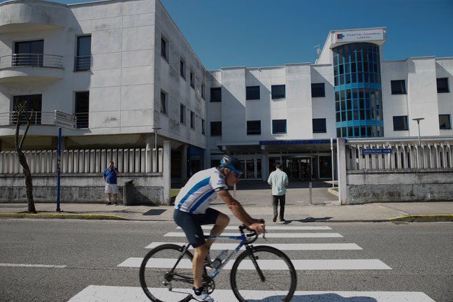 Un ciclista circula frente al hospital de Laredo. / Alerta