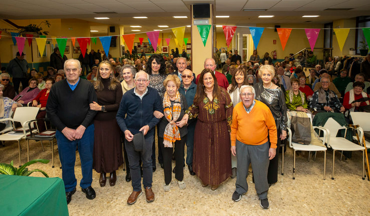 Foto de familia del acto celebrado ayer para homenajear al los socios del Centro Social Cañadío. / Alerta