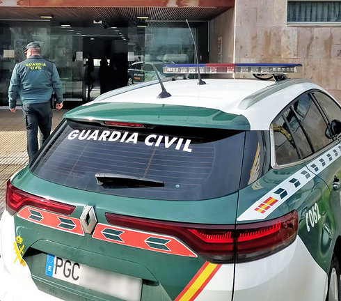 Patrulla de la Guardia Civil en el exterior del Centro de Salud de Maliaño. / Alerta