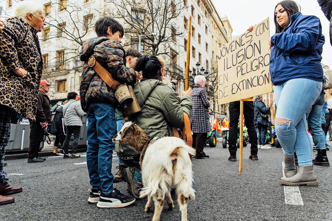 Manifestantes el pasado febrero en Santander piden ayuda para salvar el sector primario de Cantabria. / Juan Novo Carral