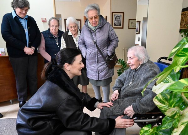 Sor Rosario, celebrando su 110º cumpleaños, junto a la alcaldesa de Santander, en un momento de alegría compartida que destaca la extraordinaria longevidad y el impacto comunitario de Sor Rosario en la ciudad.
