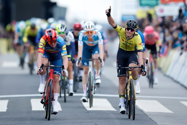 El ciclista neerlandés Olav Kooij (d), del equipo Visma Lease, celebra u victoria en la primera etapa de la París Niza. / YOAN VALAT